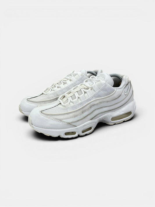 Nike Air Max 95 Essential Triple White — buty sportowe męskie w bardzo dobrym stanie rozmiar 43, widok z boku