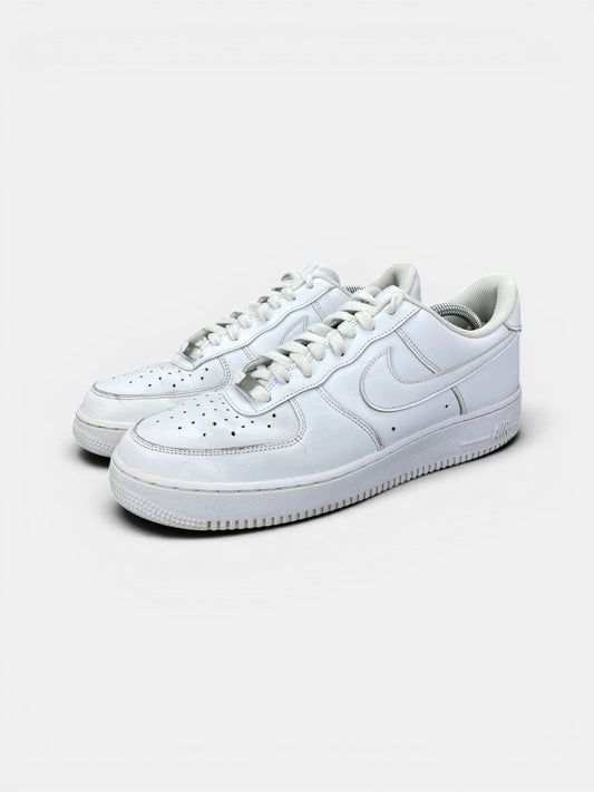 Nike Air Force 1 Low Triple White — buty sportowe męskie w bardzo dobrym stanie rozmiar 44.5, widok z boku