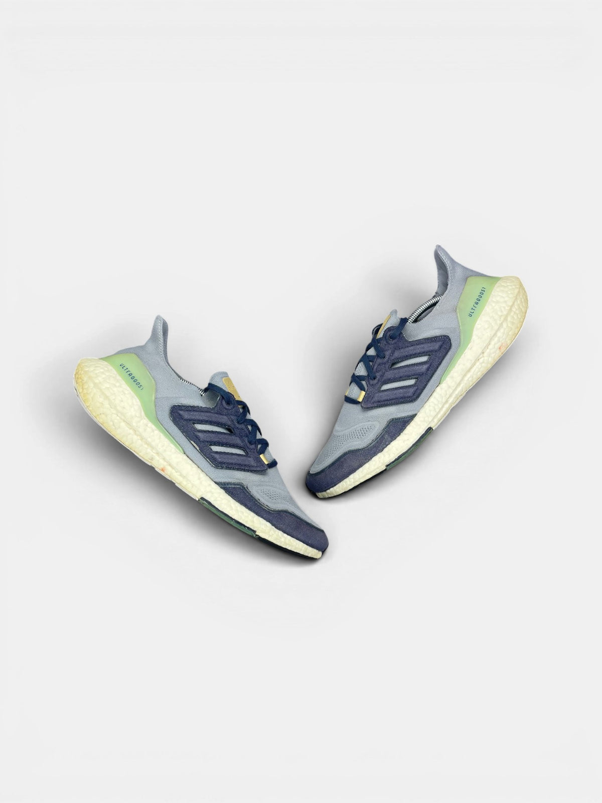 Adidas Ultraboost 22 Halo Silver — buty sportowe męskie w bardzo dobrym stanie rozmiar 47 1/3, widok z góry na zewnętrzną stronę butów