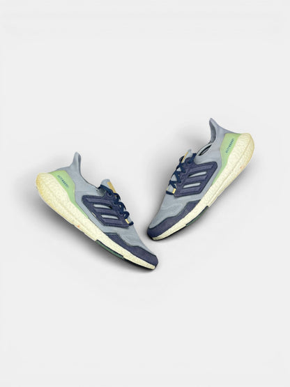 Adidas Ultraboost 22 Halo Silver — buty sportowe męskie w bardzo dobrym stanie rozmiar 47 1/3, widok z góry na zewnętrzną stronę butów