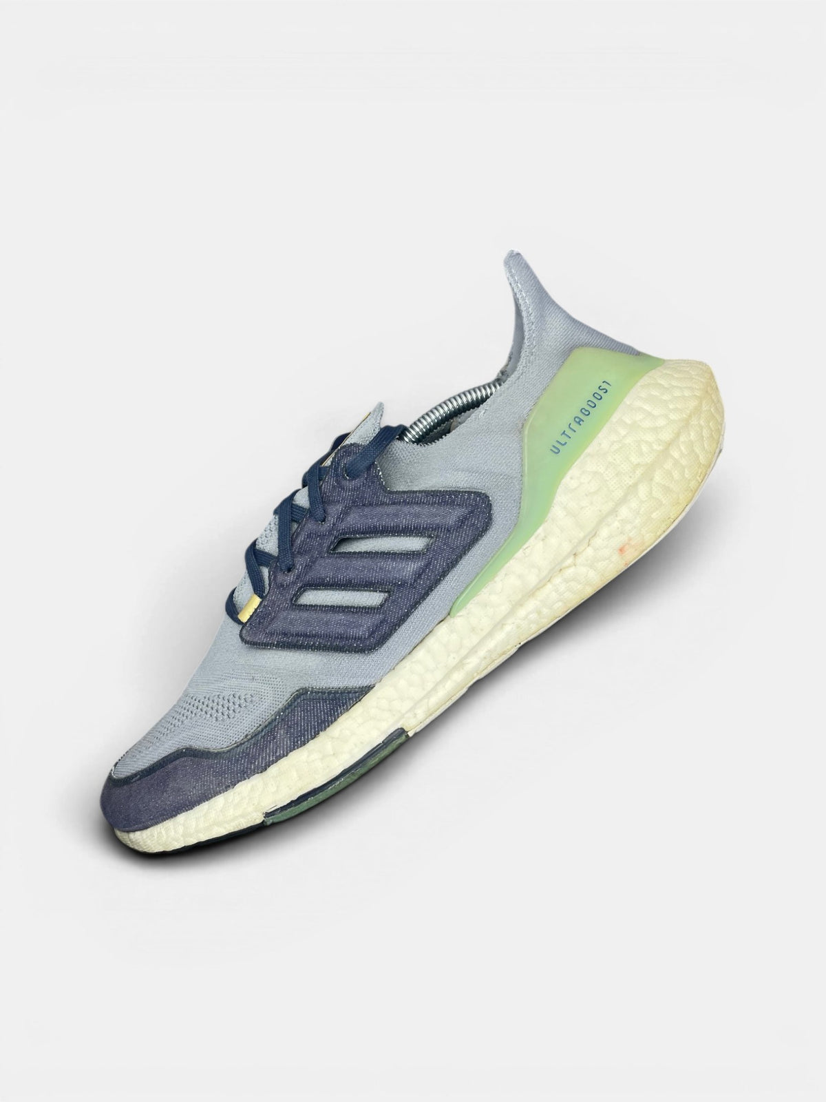 Adidas Ultraboost 22 Halo Silver — buty sportowe męskie w bardzo dobrym stanie rozmiar 47 1/3, zewnętrzny panel lewego buta