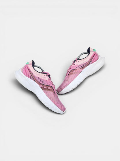 Saucony Sneakers — buty sportowe damskie w bardzo dobrym stanie rozmiar 42, widok z góry na wewnętrzną stronę butów