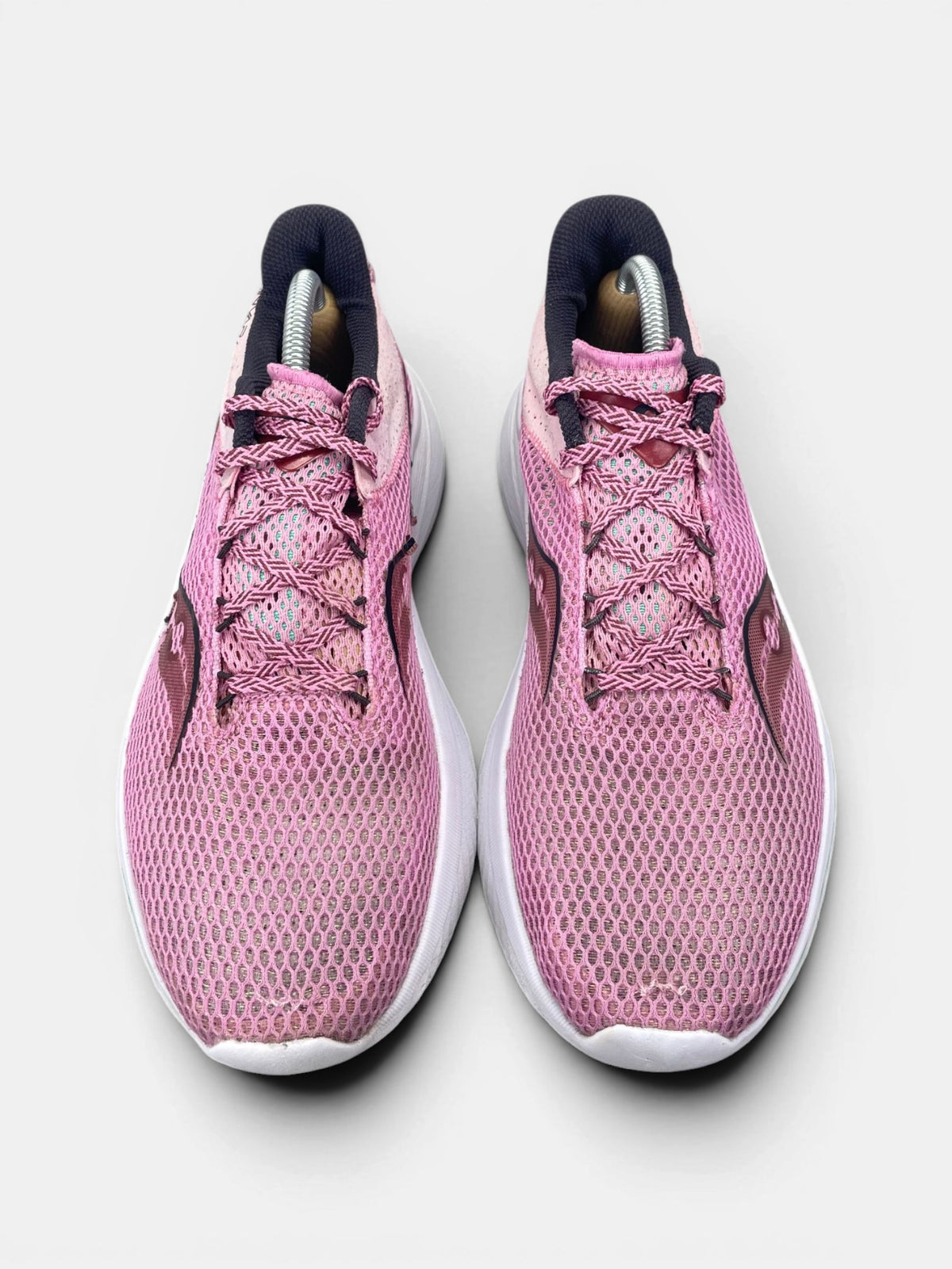 Saucony Sneakers — buty sportowe damskie w bardzo dobrym stanie rozmiar 42, widok z góry