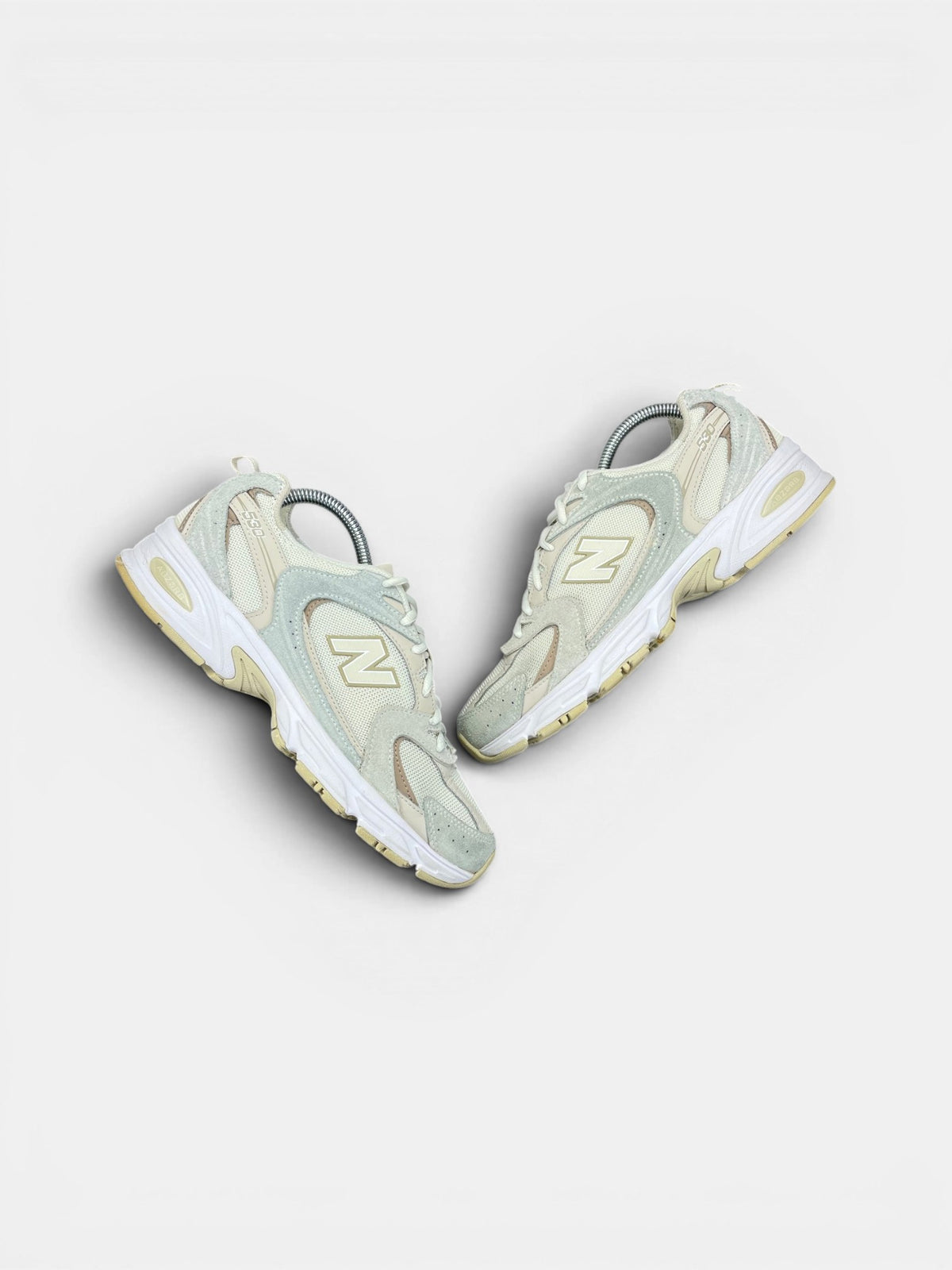 New Balance 530 — buty sportowe damskie w bardzo dobrym stanie rozmiar 40.5, widok z góry na zewnętrzną stronę butów