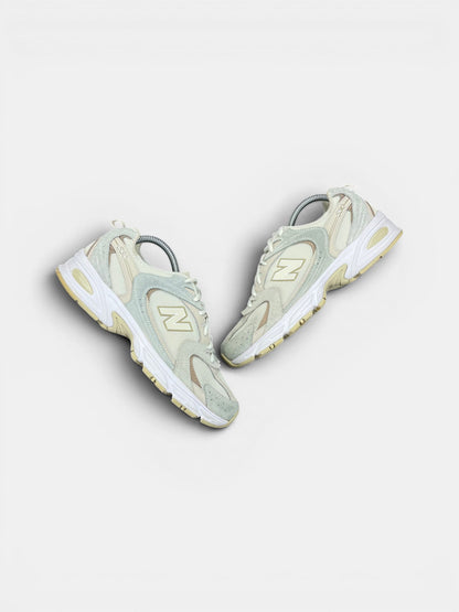 New Balance 530 — buty sportowe damskie w bardzo dobrym stanie rozmiar 40.5, widok z góry na zewnętrzną stronę butów