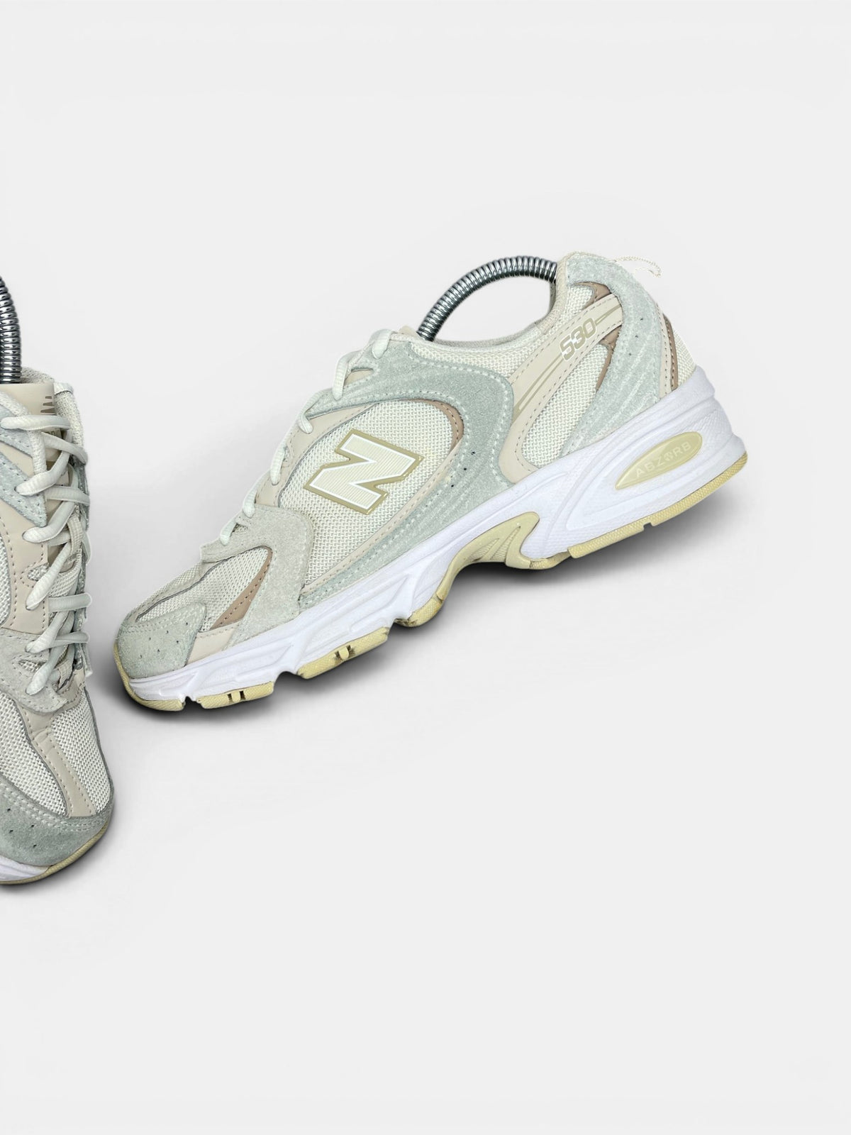 New Balance 530 — buty sportowe damskie w bardzo dobrym stanie rozmiar 40.5, zewnętrzny panel lewego buta