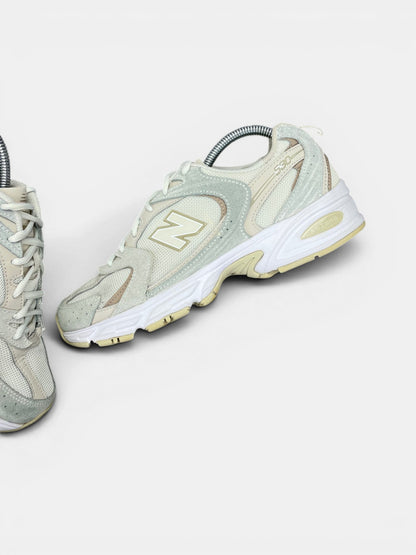 New Balance 530 — buty sportowe damskie w bardzo dobrym stanie rozmiar 40.5, zewnętrzny panel lewego buta