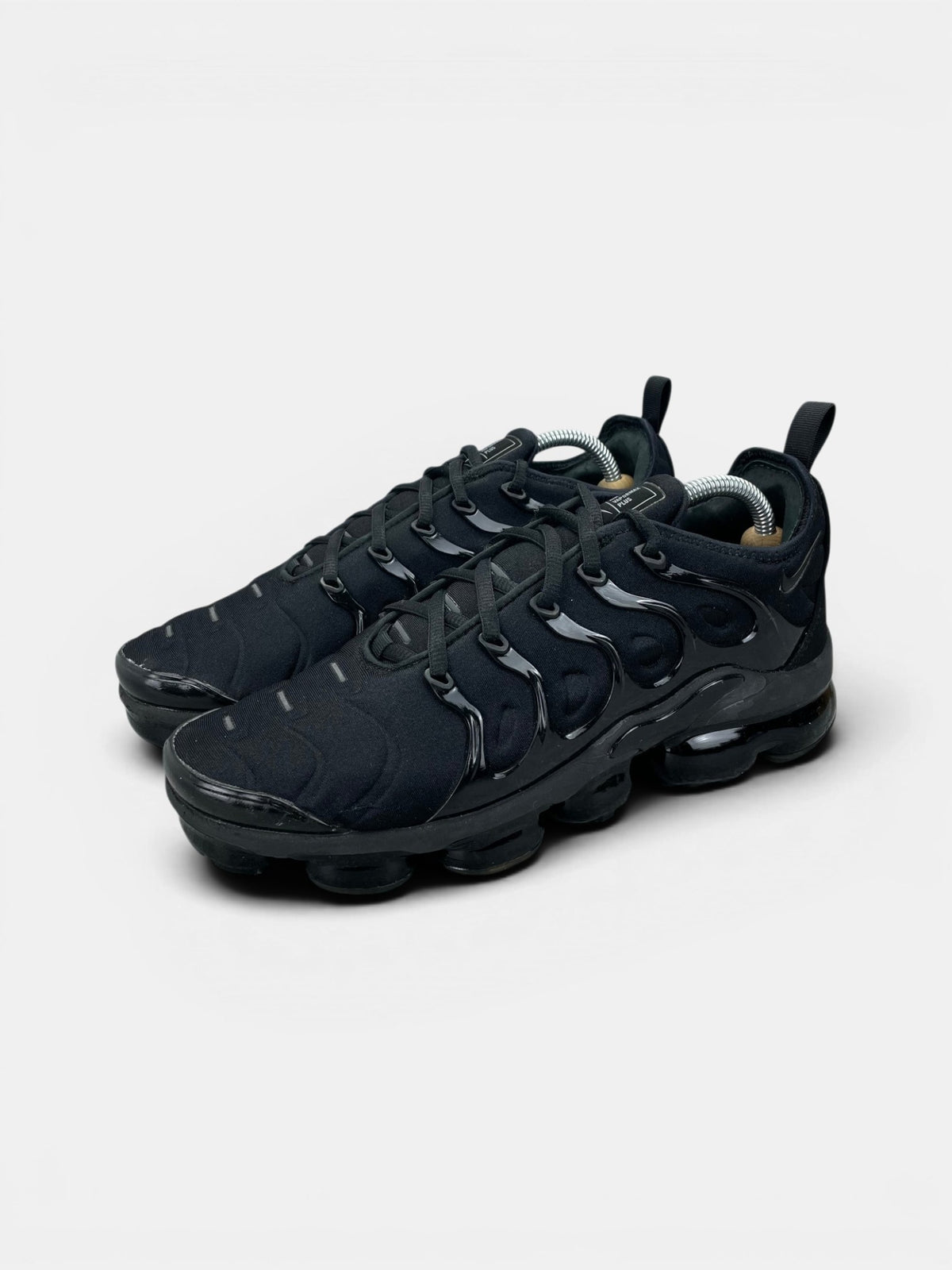 Nike Air VaporMax Plus Triple Black — buty sportowe męskie w bardzo dobrym stanie rozmiar 42.5, widok z boku