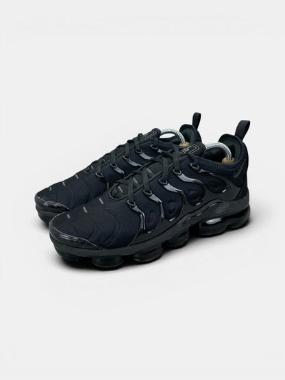 Nike Air VaporMax Plus Triple Black — buty sportowe męskie w bardzo dobrym stanie rozmiar 42.5, widok z boku