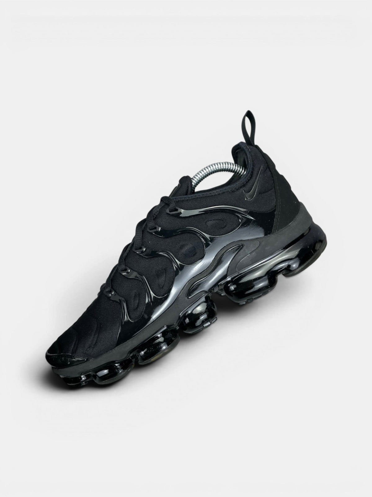 Nike Air VaporMax Plus Triple Black — buty sportowe męskie w bardzo dobrym stanie rozmiar 42.5, zewnętrzny panel lewego buta