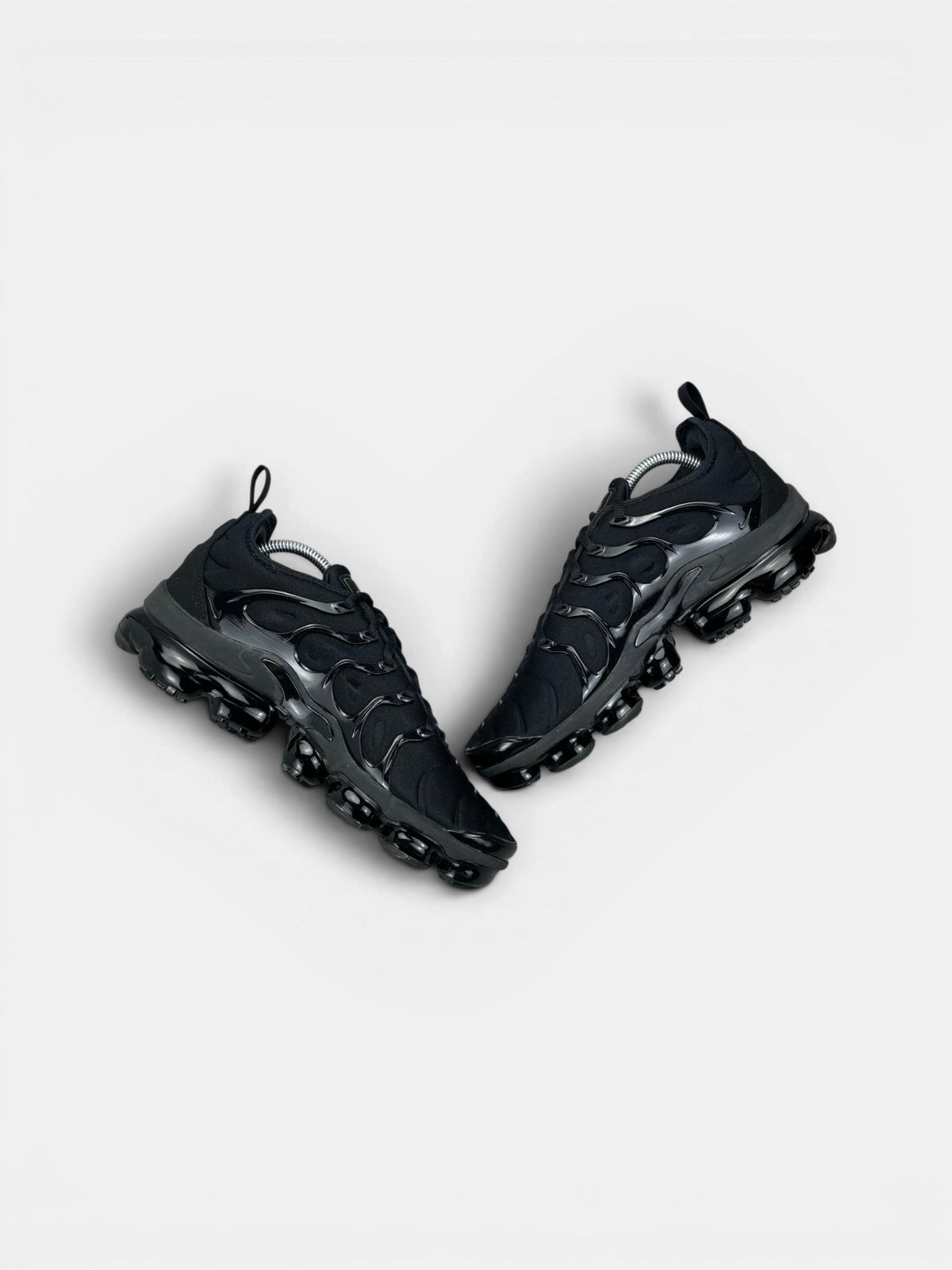 Nike Air VaporMax Plus Triple Black — buty sportowe męskie w bardzo dobrym stanie rozmiar 42.5, widok z góry na wewnętrzną stronę butów
