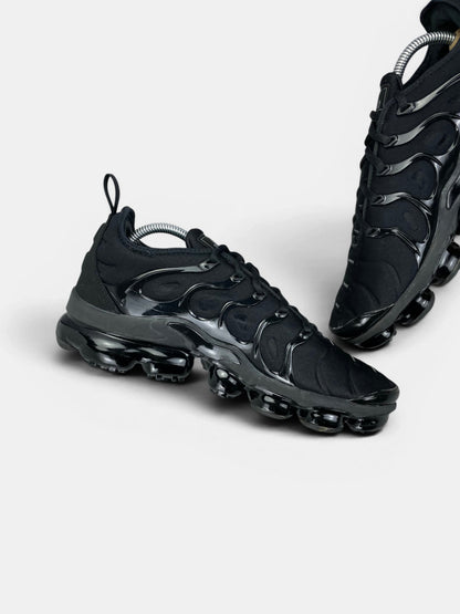 Nike Air VaporMax Plus Triple Black — buty sportowe męskie w bardzo dobrym stanie rozmiar 42.5, wewnętrzny panel lewego buta