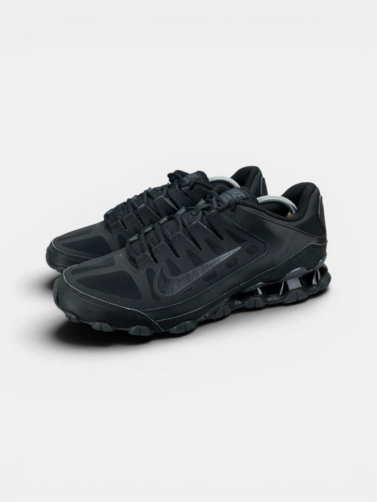 Nike Reax 8 TR Black — buty sportowe męskie w bardzo dobrym stanie rozmiar 44.5, widok z boku