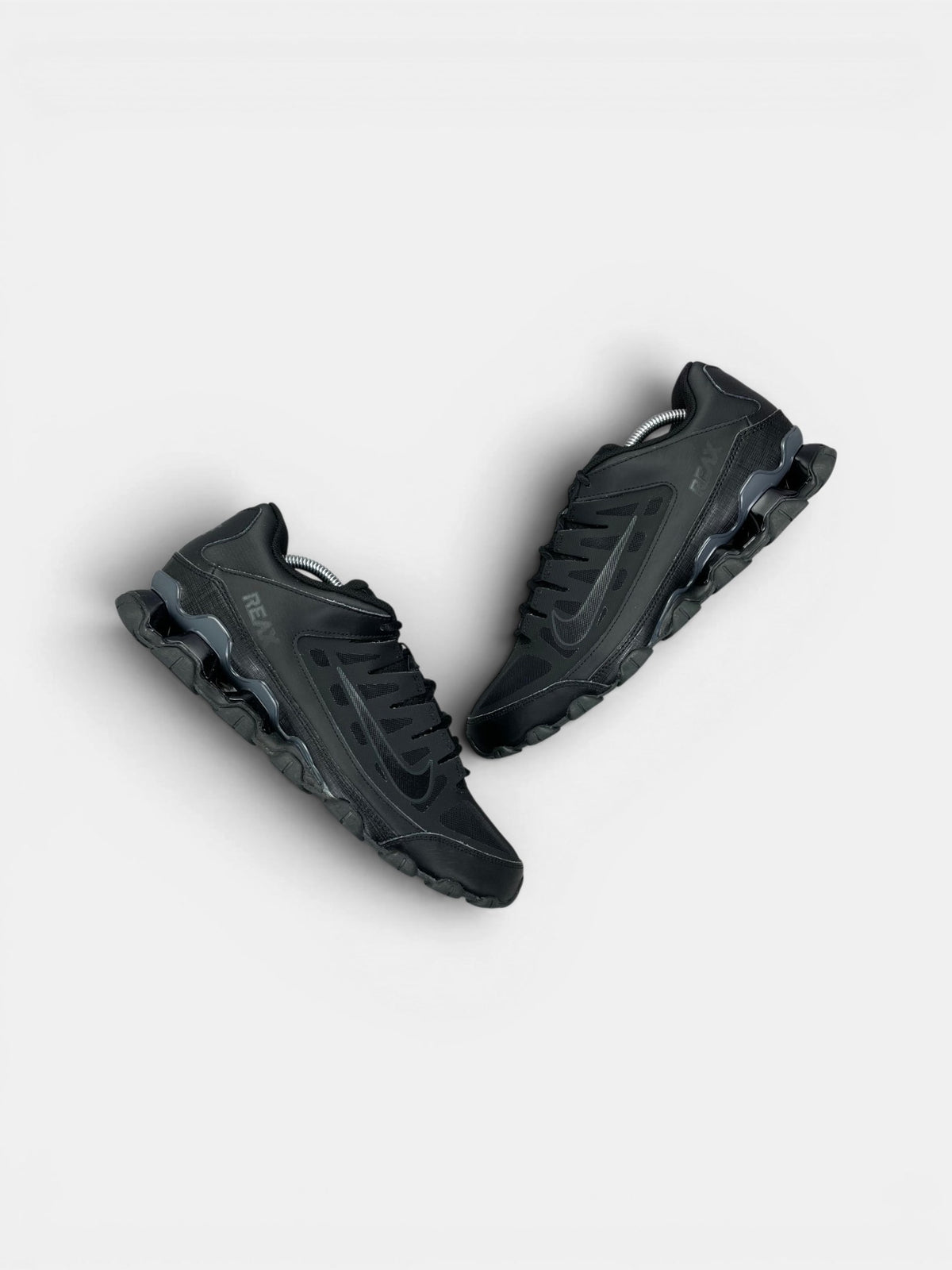Nike Reax 8 TR Black — buty sportowe męskie w bardzo dobrym stanie rozmiar 44.5, widok z góry na zewnętrzną stronę butów