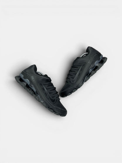 Nike Reax 8 TR Black — buty sportowe męskie w bardzo dobrym stanie rozmiar 44.5, widok z góry na zewnętrzną stronę butów