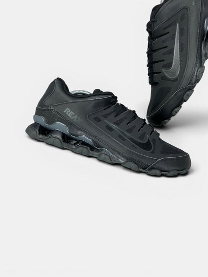 Nike Reax 8 TR Black — buty sportowe męskie w bardzo dobrym stanie rozmiar 44.5, zewnętrzny panel prawego buta