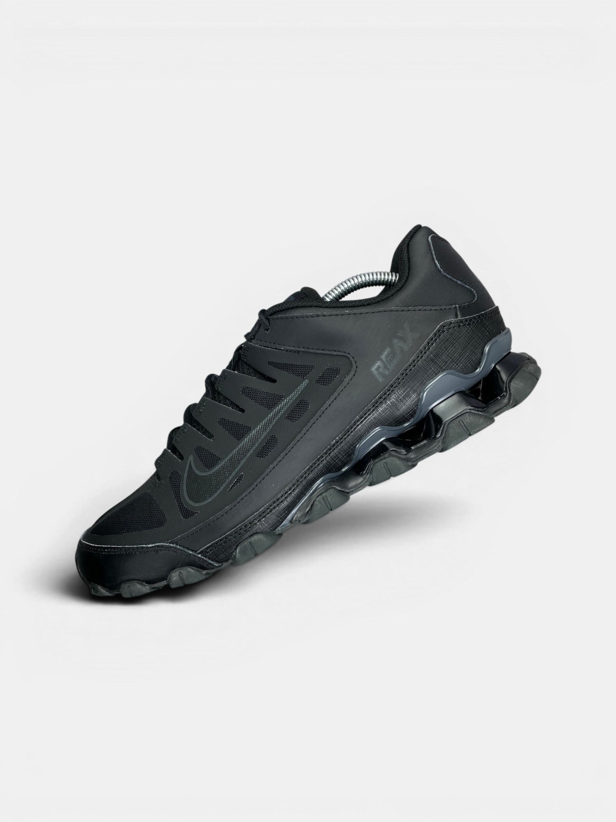Nike Reax 8 TR Black — buty sportowe męskie w bardzo dobrym stanie rozmiar 44.5, zewnętrzny panel lewego buta