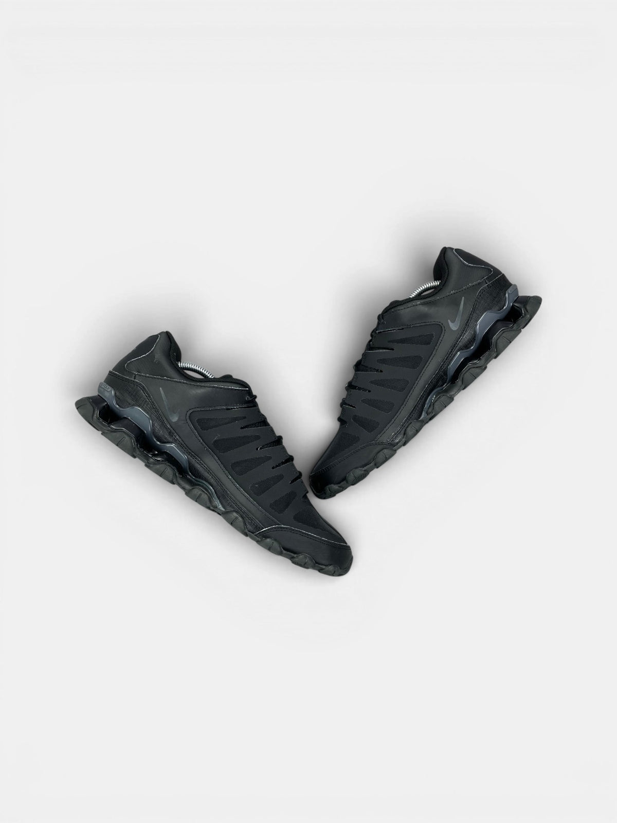 Nike Reax 8 TR Black — buty sportowe męskie w bardzo dobrym stanie rozmiar 44.5, widok z góry na wewnętrzną stronę butów