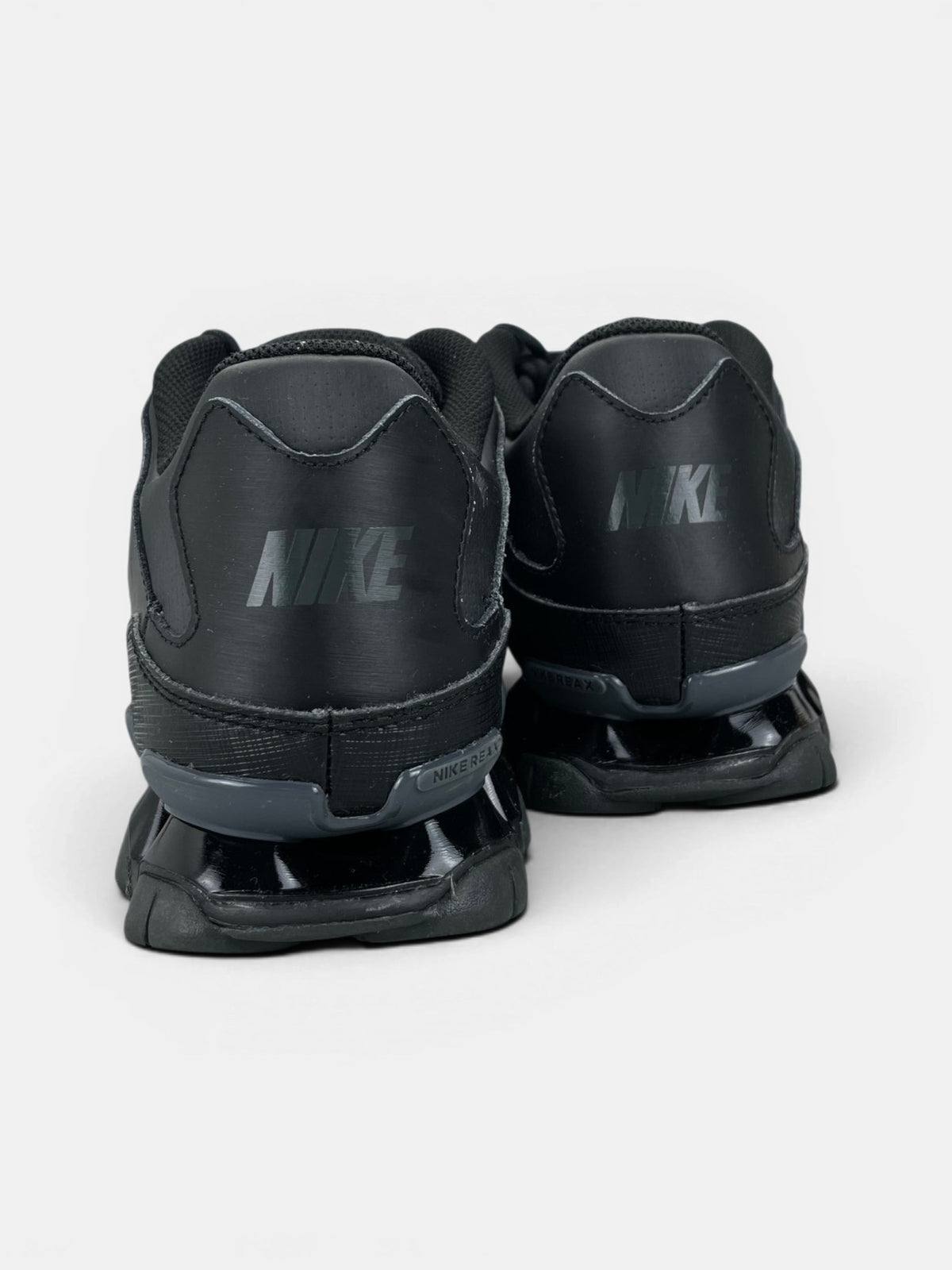 Nike Reax 8 TR Black — buty sportowe męskie w bardzo dobrym stanie rozmiar 44.5, widok z tyłu