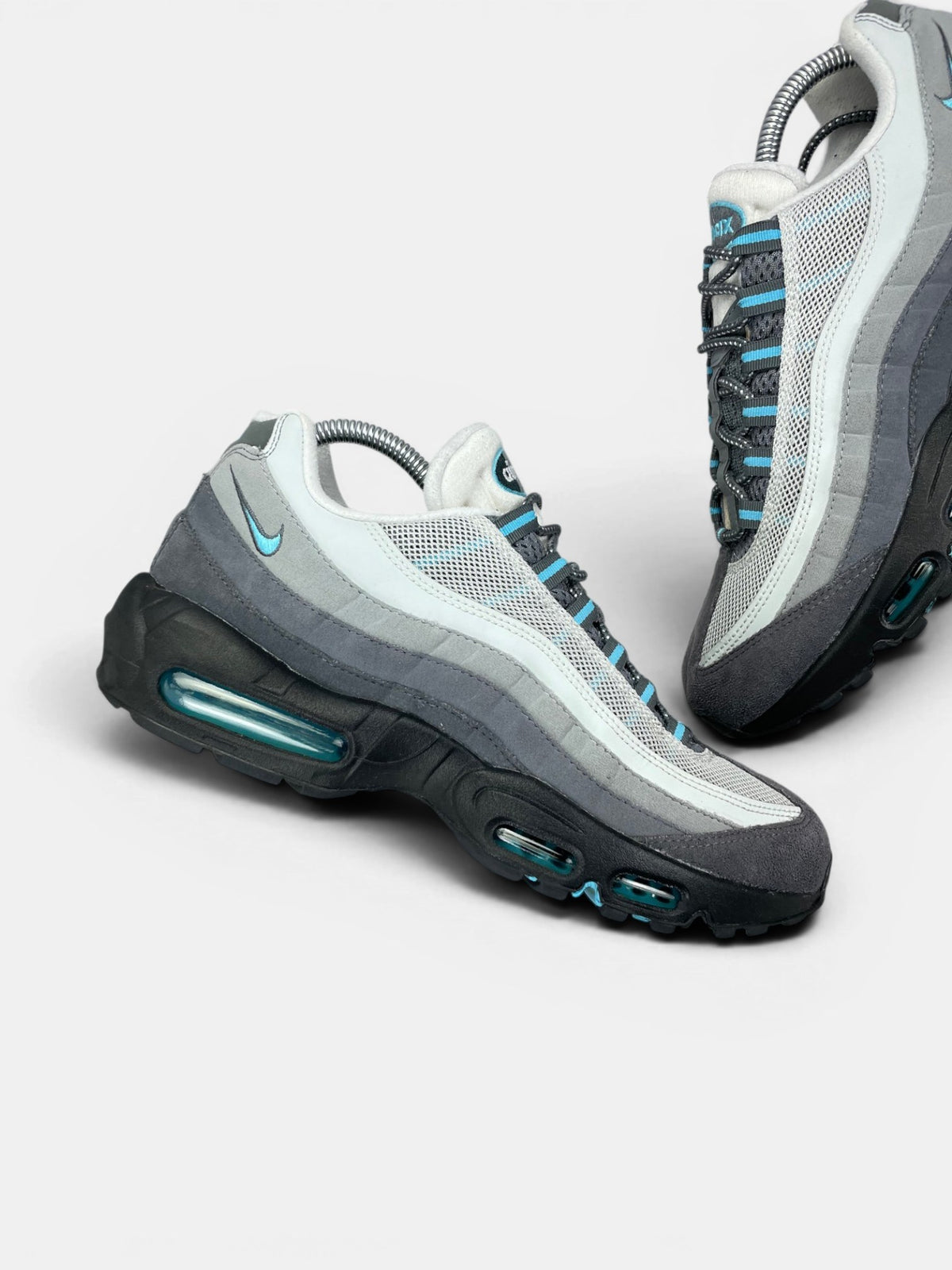 Nike Air Max 95 Baltic Blue — buty sportowe męskie w bardzo dobrym stanie rozmiar 42, boczny profil, prawa strona
