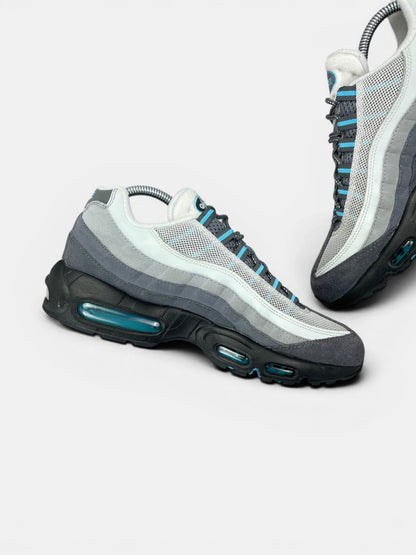 Nike Air Max 95 Baltic Blue — buty sportowe męskie w bardzo dobrym stanie rozmiar 42, boczny profil, prawa strona