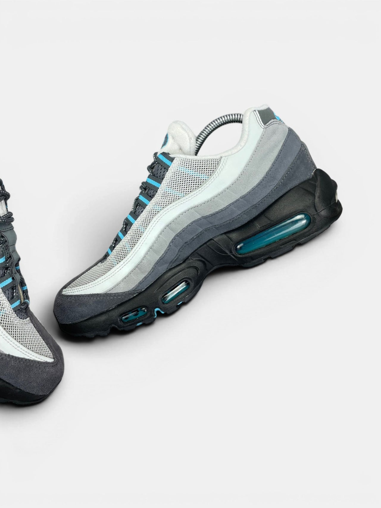 Nike Air Max 95 Baltic Blue — buty sportowe męskie w bardzo dobrym stanie rozmiar 42, boczny profil, lewa strona
