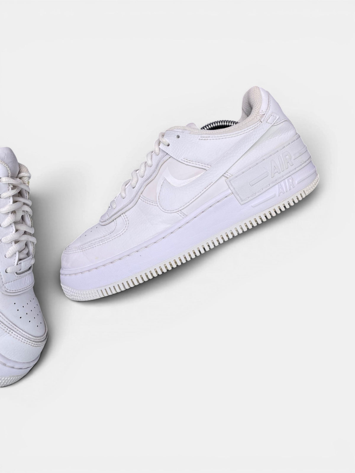 Nike Air Force 1 Shadow Triple White — buty sportowe damskie w bardzo dobrym stanie rozmiar 40.5, boczny profil, prawa strona