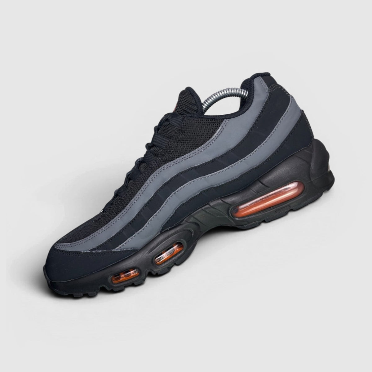 Nike Air Max 95 Black/Grey Safety Orange — buty sportowe męskie w bardzo dobrym stanie rozmiar 44, boczny profil, prawa strona