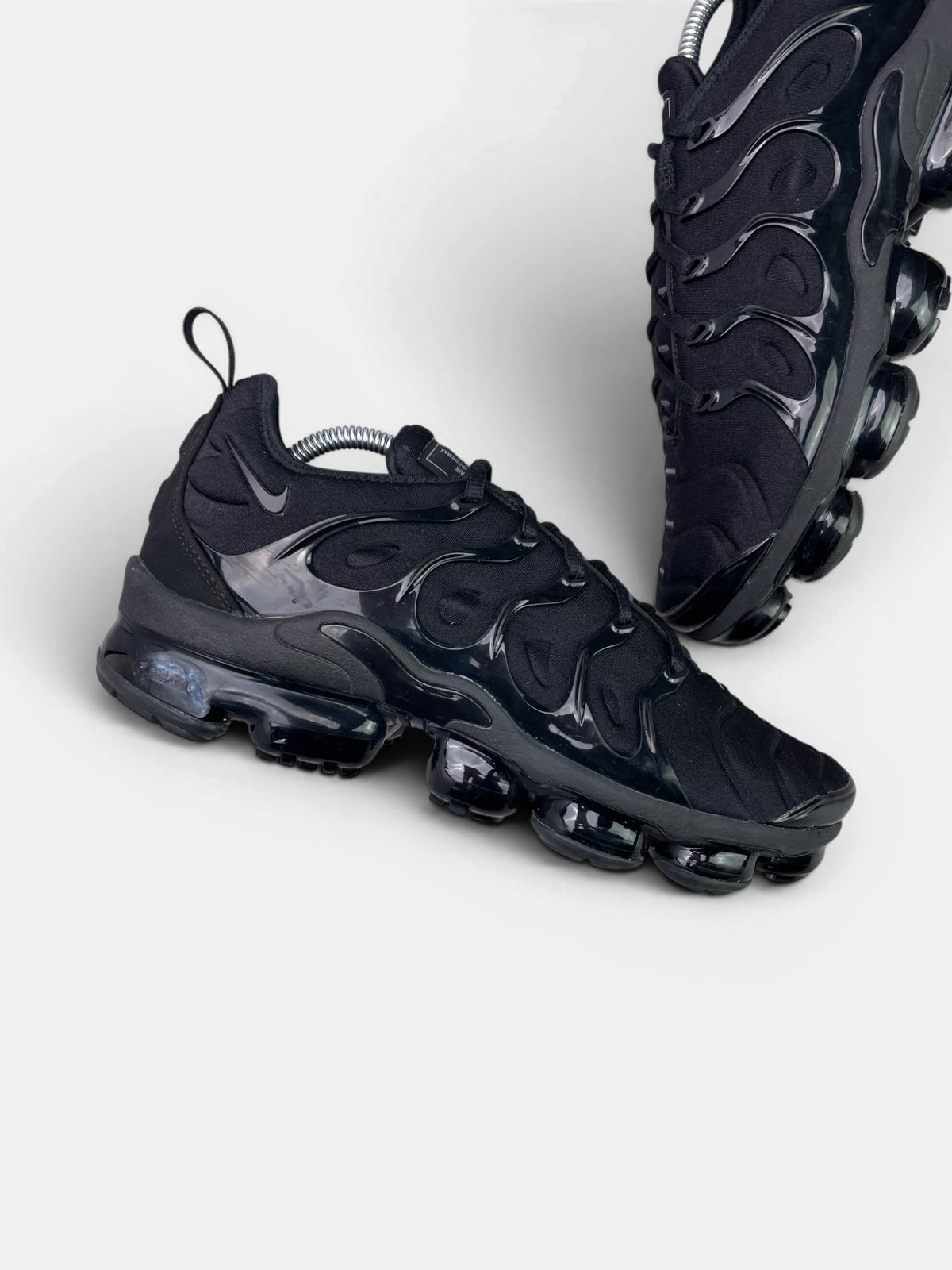 Nike Air VaporMax Plus Triple Black — buty sportowe męskie w bardzo dobrym stanie rozmiar 43, boczny profil, lewa strona