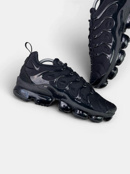 Nike Air VaporMax Plus Triple Black — buty sportowe męskie w bardzo dobrym stanie rozmiar 43, boczny profil, lewa strona