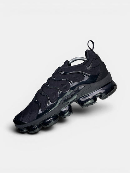 Nike Air VaporMax Plus Triple Black — buty sportowe męskie w bardzo dobrym stanie rozmiar 43, boczny profil, prawa strona