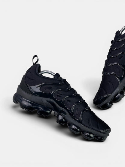 Nike Air VaporMax Plus Triple Black — buty sportowe męskie w bardzo dobrym stanie rozmiar 43, boczny profil, lewa strona