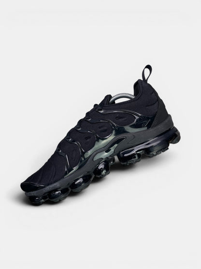 Nike Air VaporMax Plus Triple Black — buty sportowe męskie w bardzo dobrym stanie rozmiar 43, boczny profil, prawa strona