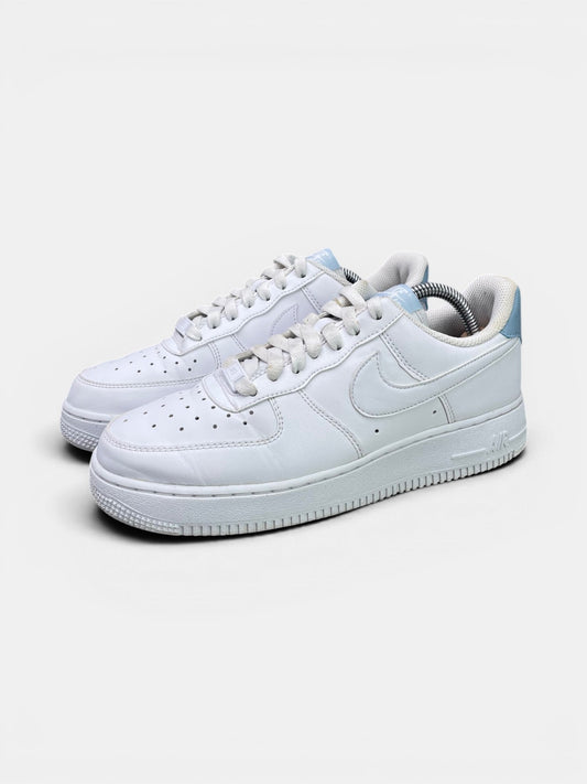 Nike Air Force 1 Low — buty sportowe damskie w bardzo dobrym stanie rozmiar 38.5, para butów