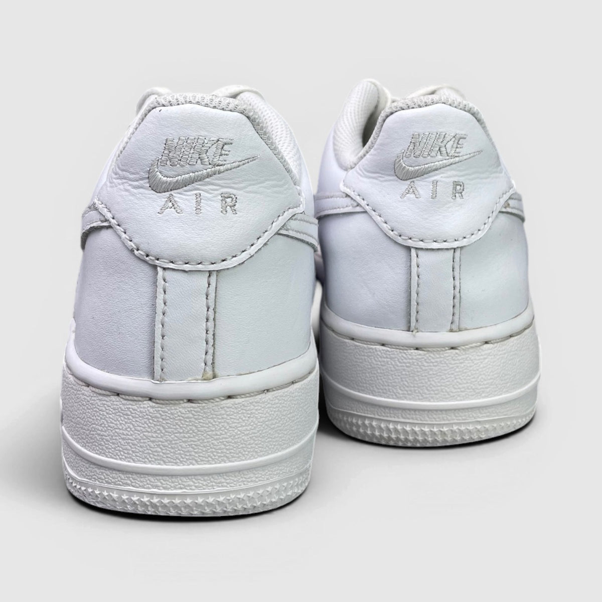 Nike Air Force 1 Low Triple White — buty sportowe damskie w bardzo dobrym stanie rozmiar 38.5, widok z tyłu
