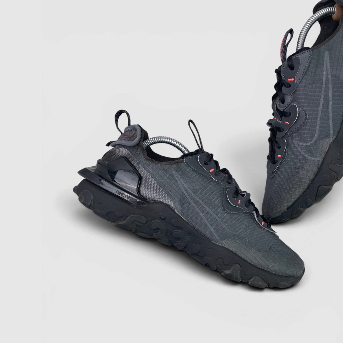 Nike React Vision Anthracite — buty sportowe męskie w bardzo dobrym stanie rozmiar 44, boczny profil, lewa strona