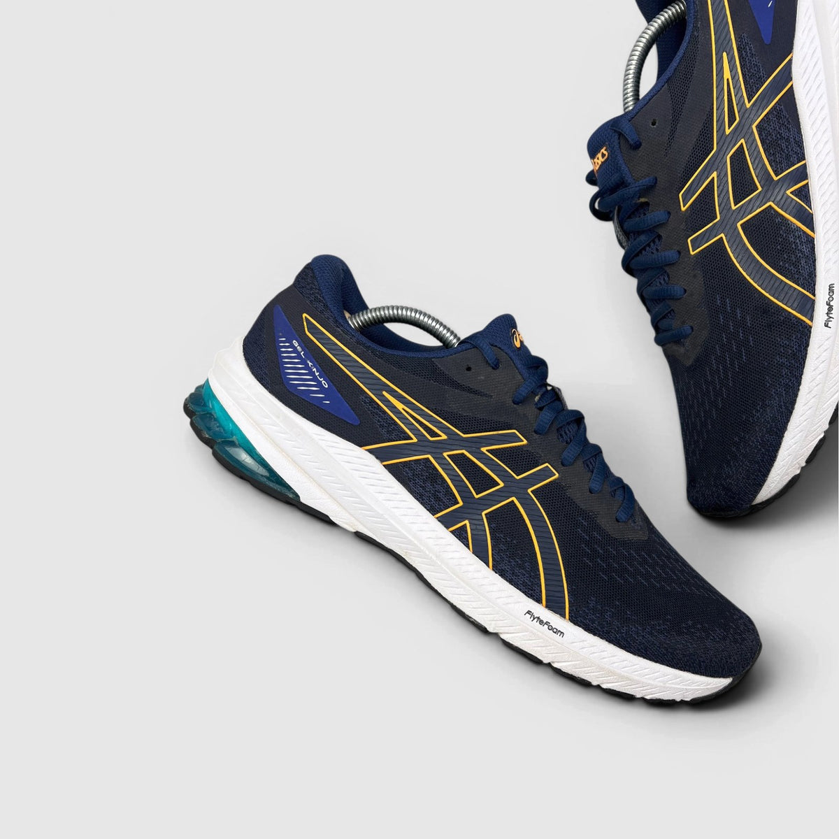 Asics GT-1000 12, buty sportowe męskie w bardzo dobrym stanie rozmiar 44.5, widok z góry na zewnętrzną stronę butów