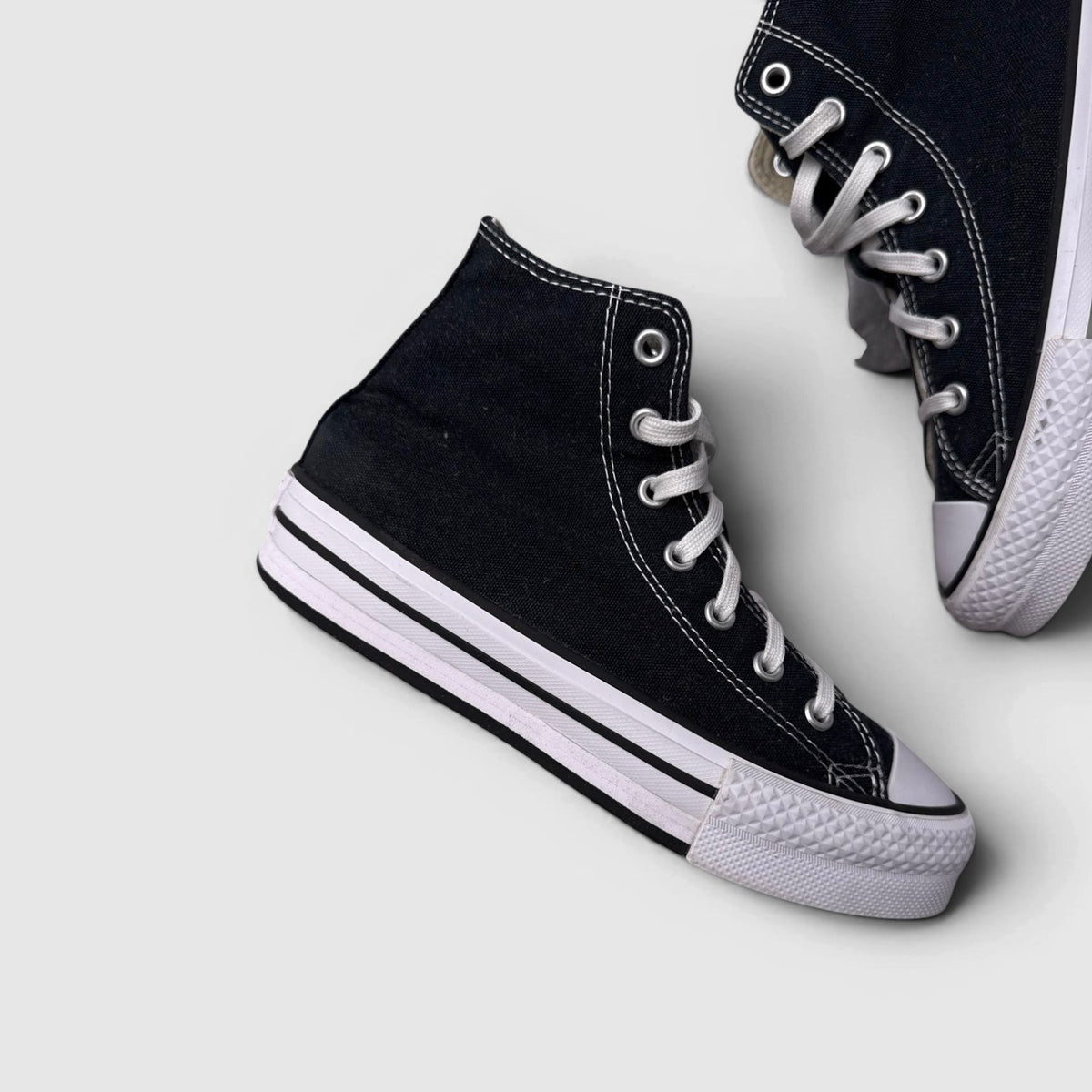Converse Chuck Taylor All Star — buty sportowe damskie w bardzo dobrym stanie rozmiar 35, boczny profil, lewa strona