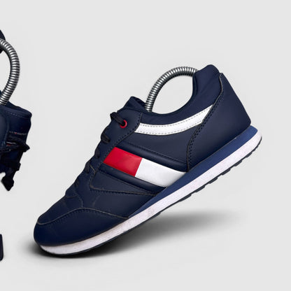 Tommy Hilfiger Jim — buty sportowe męskie w dobrym stanie rozmiar 40, boczny profil, prawa strona