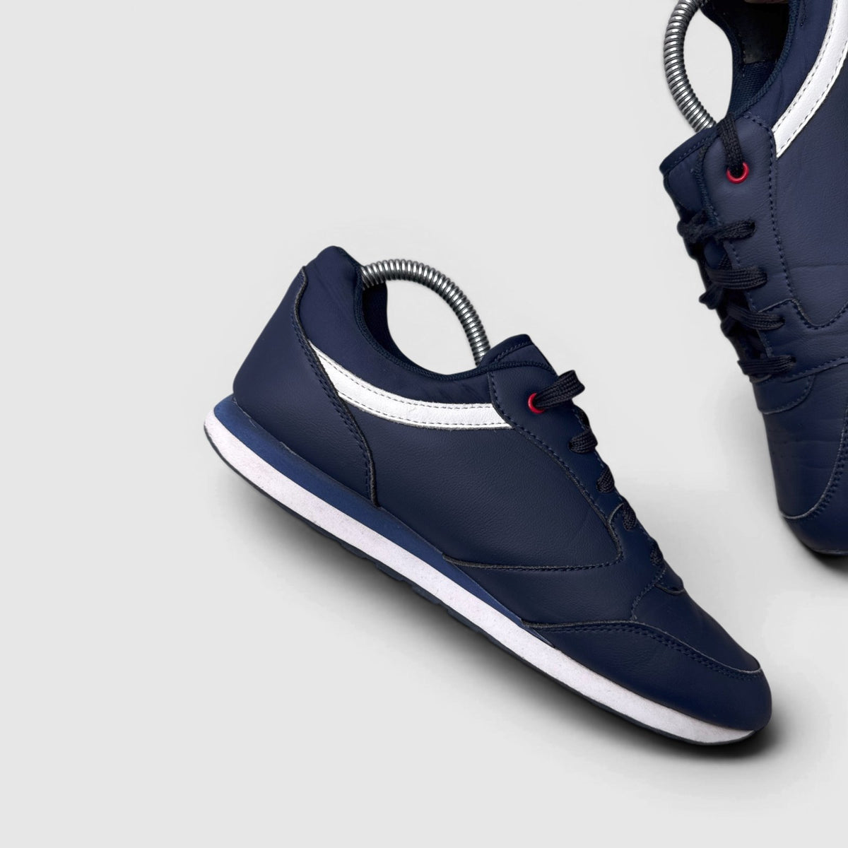 Tommy Hilfiger Jim — buty sportowe męskie w dobrym stanie rozmiar 40, boczny profil, lewa strona