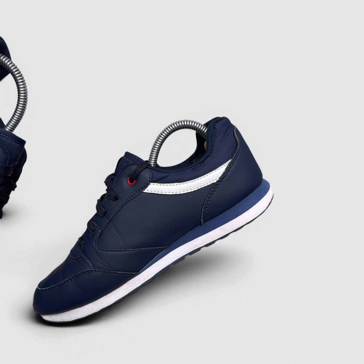 Tommy Hilfiger Jim — buty sportowe męskie w dobrym stanie rozmiar 40, boczny profil, prawa strona