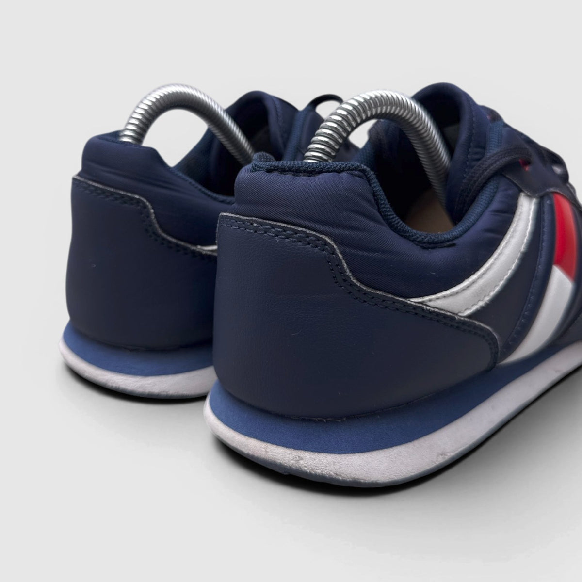 Tommy Hilfiger Jim — buty sportowe męskie w dobrym stanie rozmiar 40, widok z tyłu