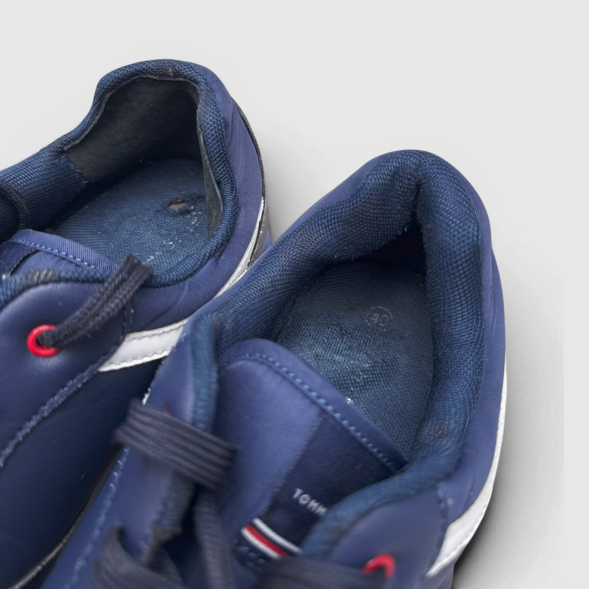 Tommy Hilfiger Jim — buty sportowe męskie w dobrym stanie rozmiar 40, wkładka