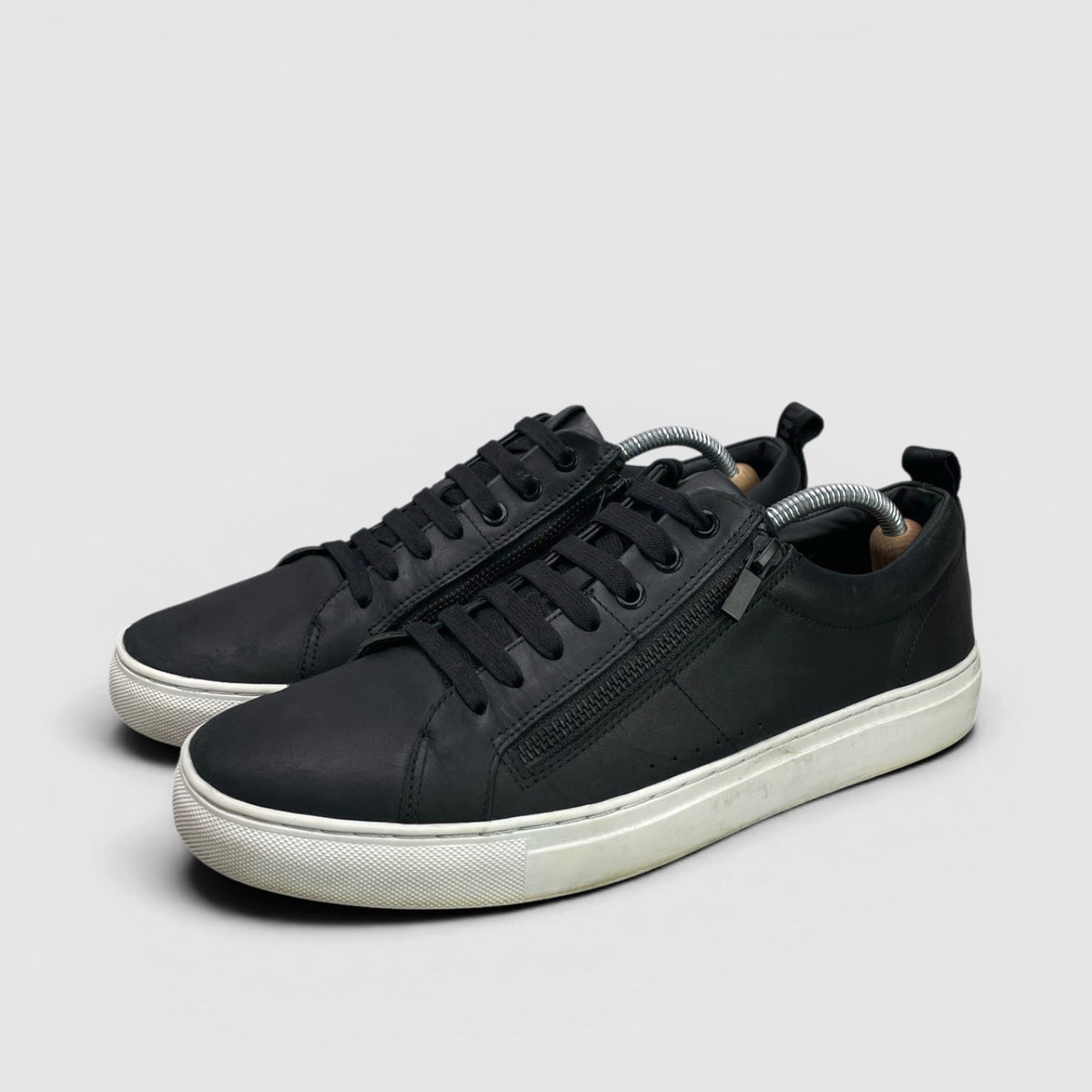 Hugo Boss Boss Leather Sneakers — buty sportowe męskie w bardzo dobrym stanie rozmiar 43, boczny profil, lewa strona