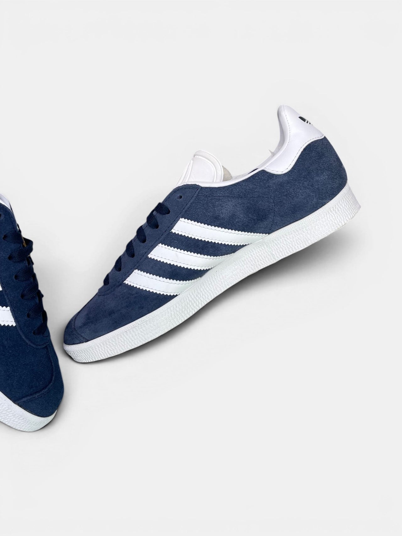 Adidas Gazelle — buty sportowe damskie nowe rozmiar 38 2/3, boczny profil, prawa strona