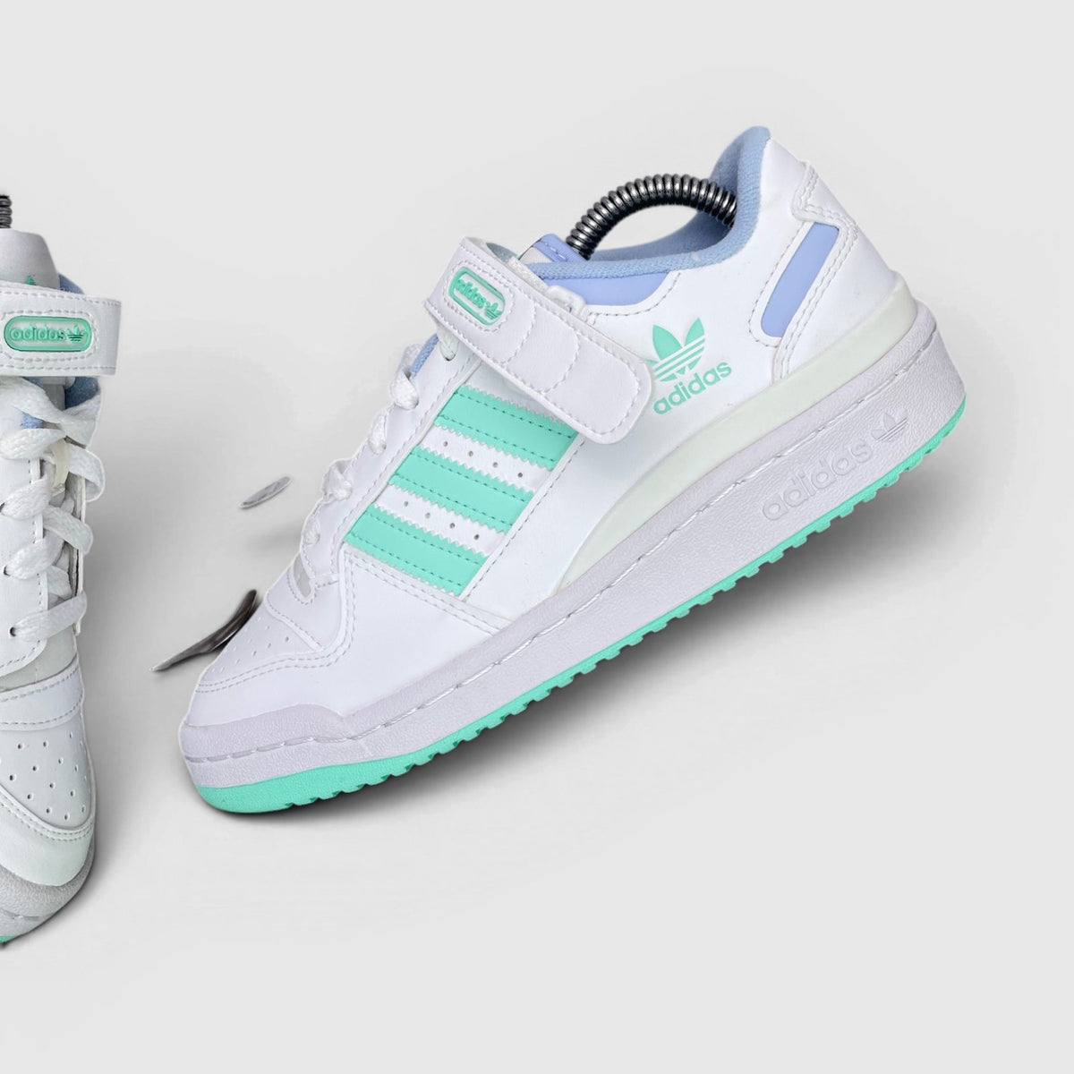 Adidas Forum Low — buty sportowe damskie nowe rozmiar 36 2/3, boczny profil, prawa strona
