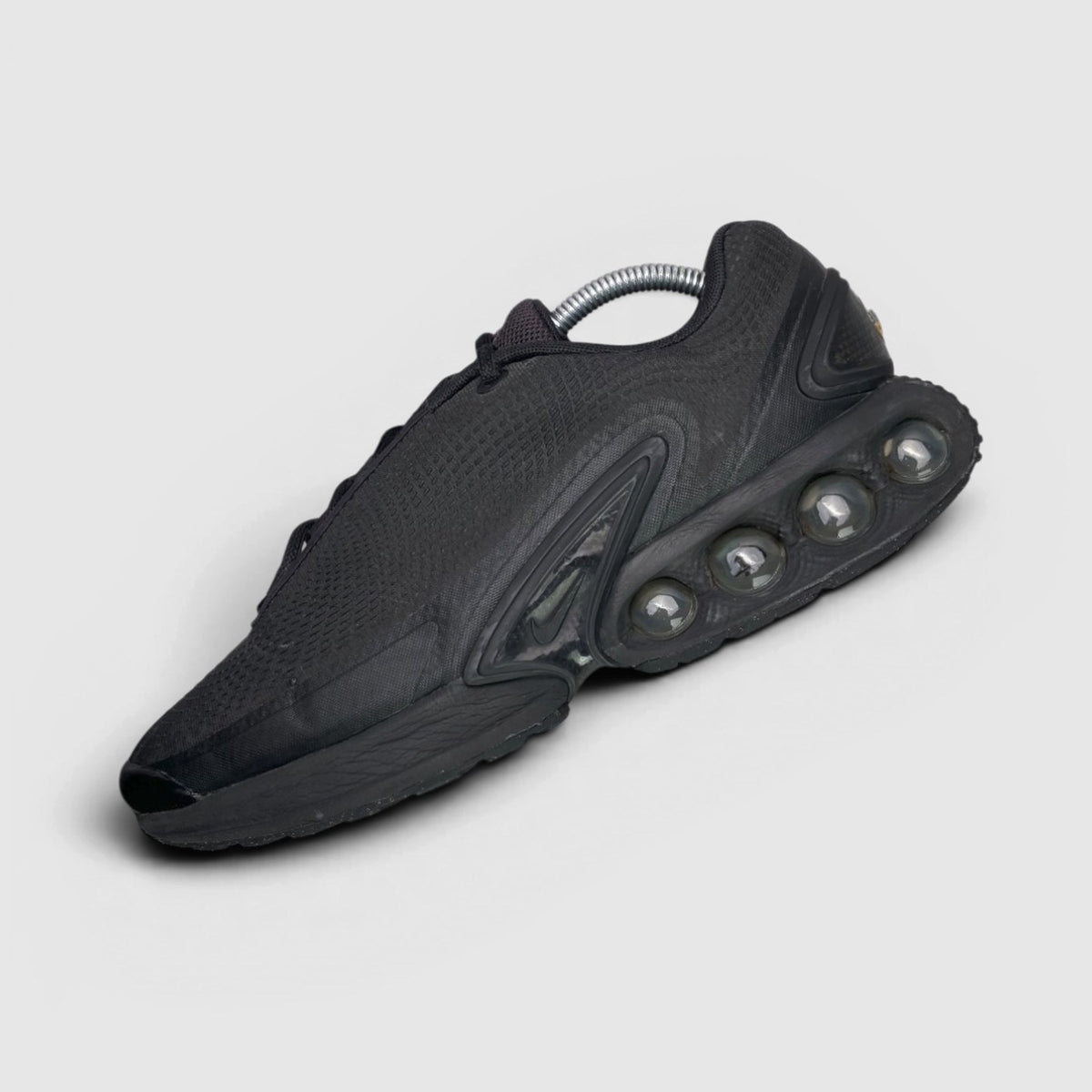 Nike Air Max Dn Black Metallic Grey — buty sportowe męskie w bardzo dobrym stanie rozmiar 43, boczny profil, prawa strona