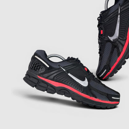 Nike Zoom Vomero 5 — buty sportowe męskie w bardzo dobrym stanie rozmiar 44, boczny profil, lewa strona
