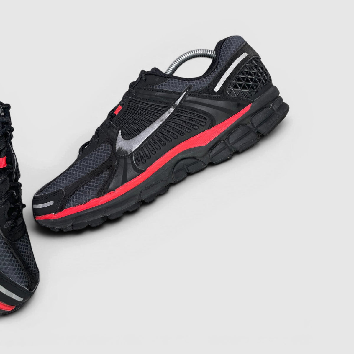 Nike Zoom Vomero 5 — buty sportowe męskie w bardzo dobrym stanie rozmiar 44, boczny profil, prawa strona