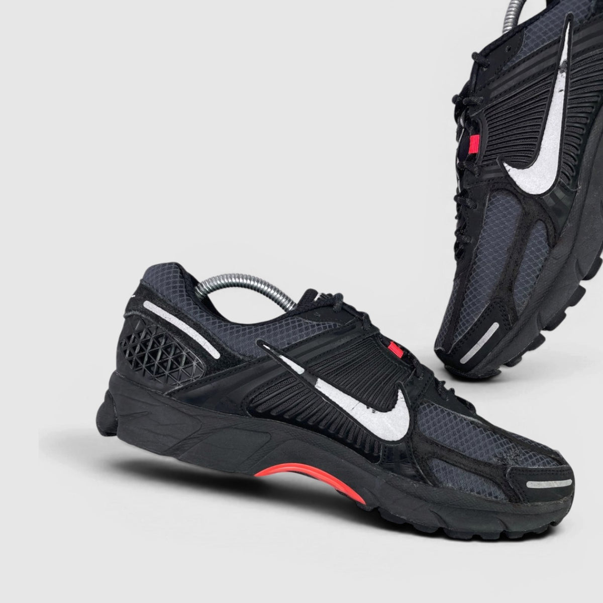Nike Zoom Vomero 5 — buty sportowe męskie w bardzo dobrym stanie rozmiar 44, boczny profil, lewa strona